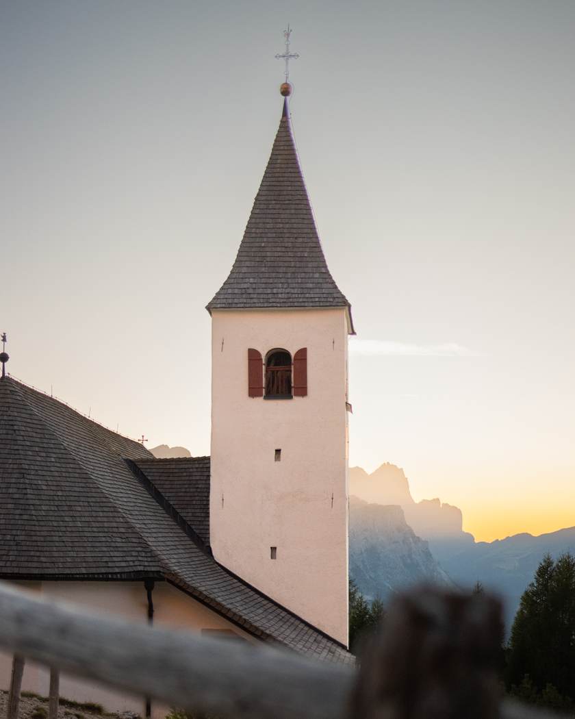 Letztes Licht am Kirchturm, Dolomiten