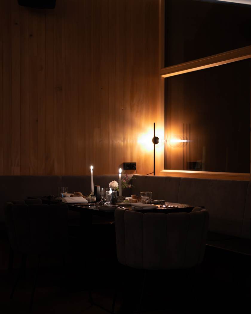 Kerzenlicht am Tisch, Holzgauerhaus