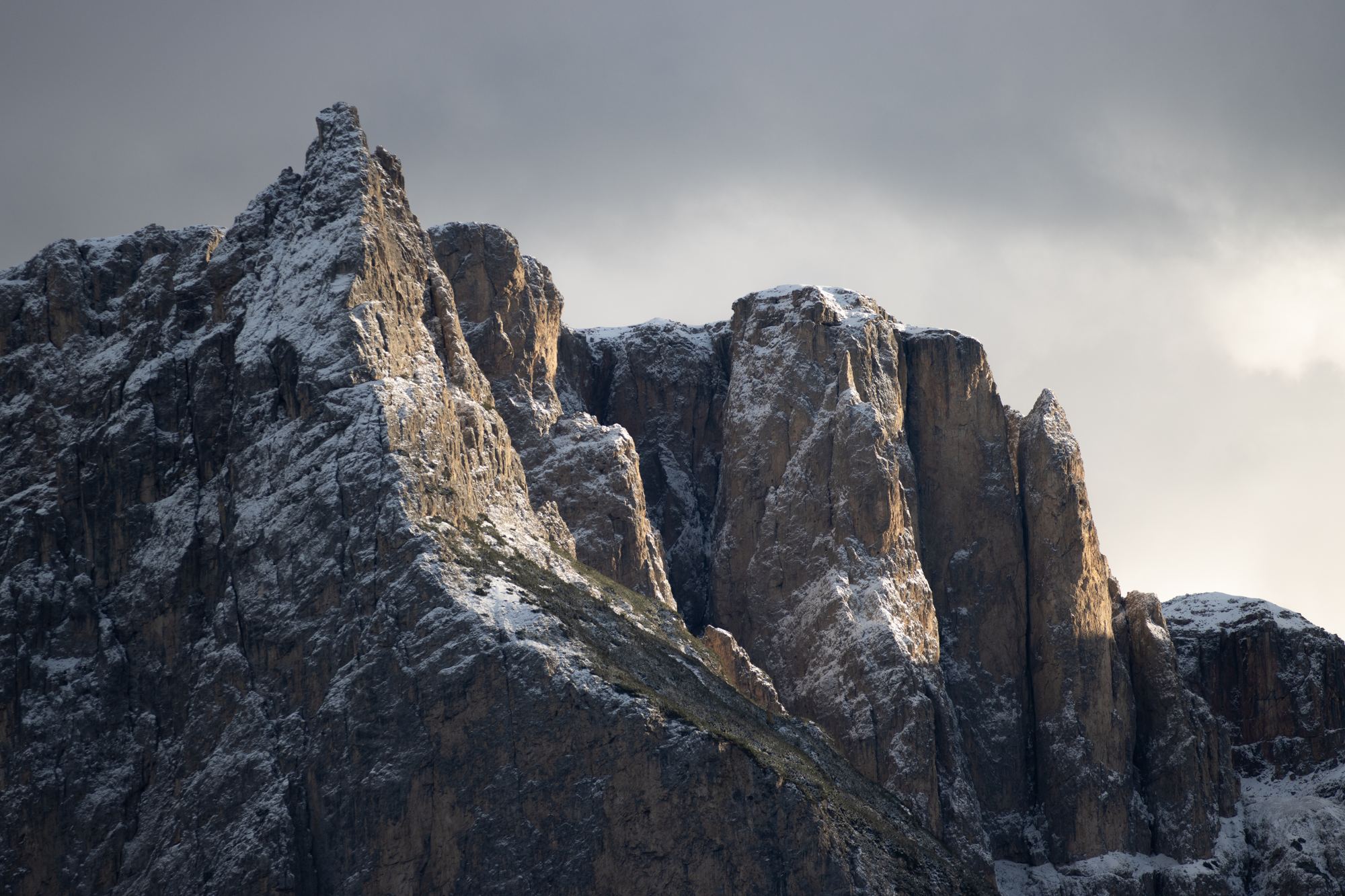 Neuschnee am Grat, Dolomiten